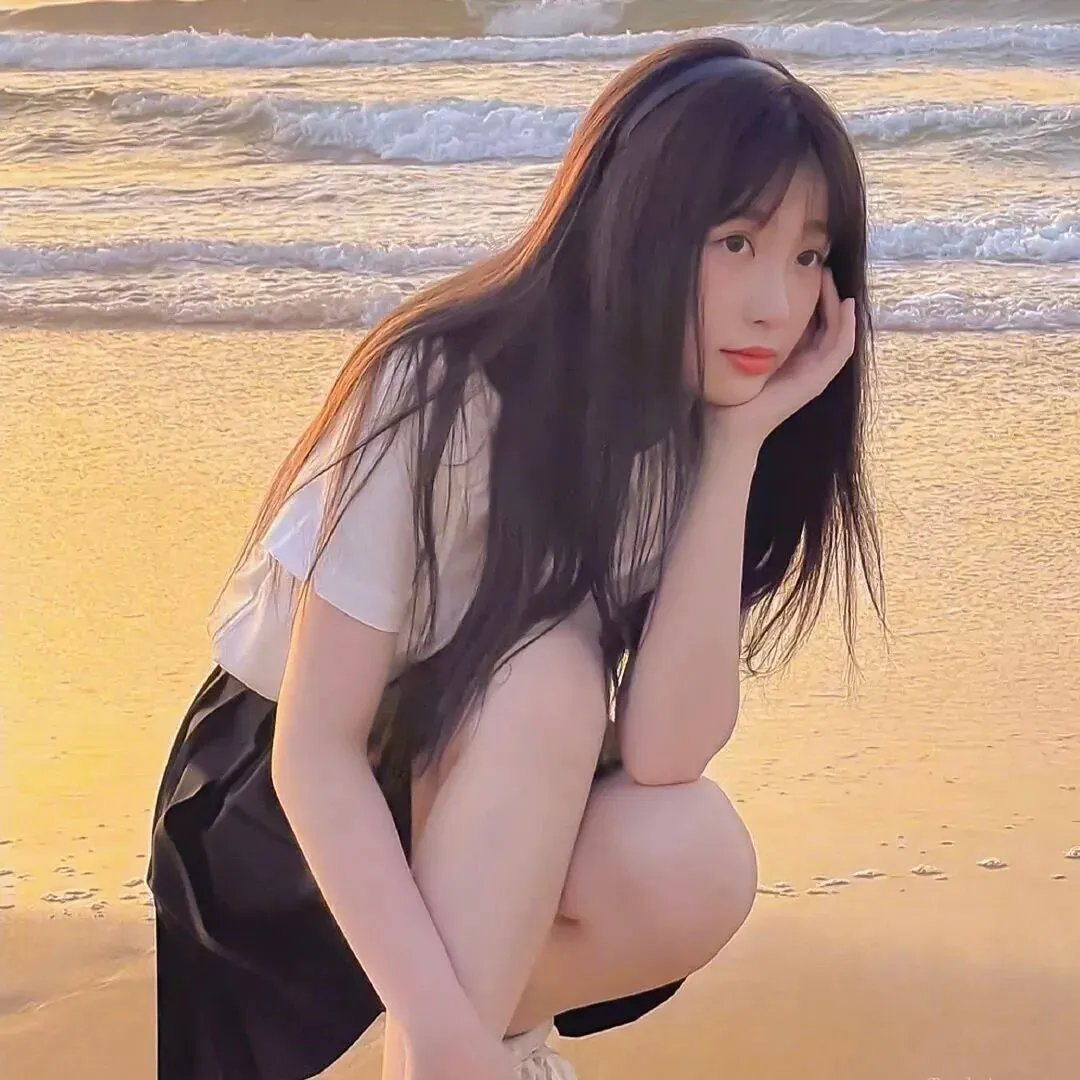 她行走于黑暗中