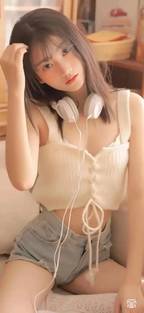 她行走于黑暗中