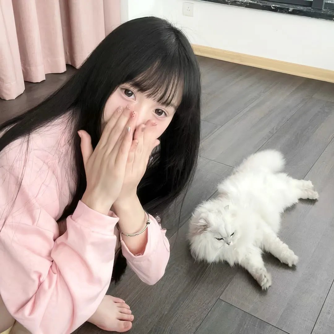 她行走于黑暗中